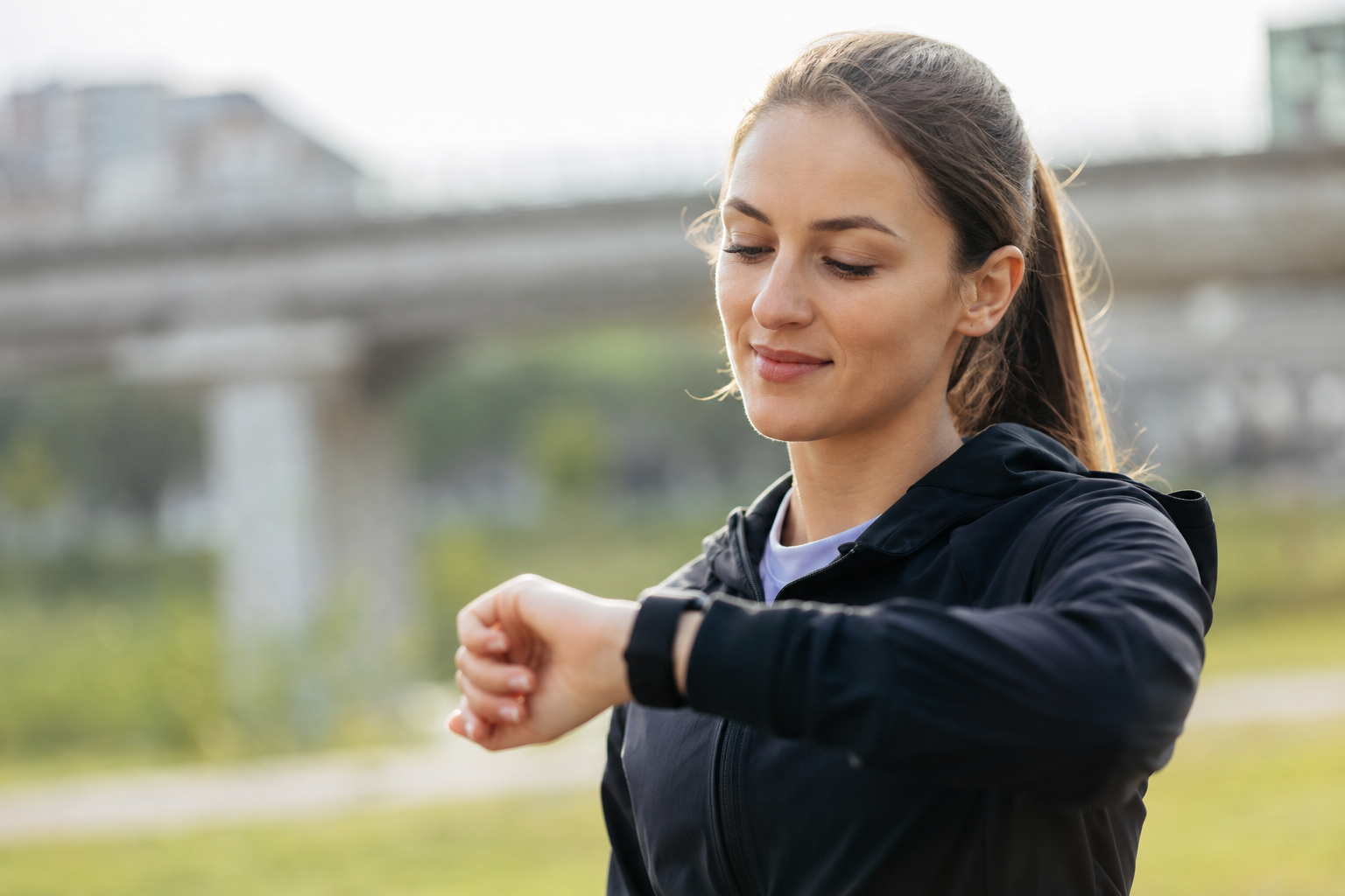 Kobieta patrząca na smartwatch na ręku